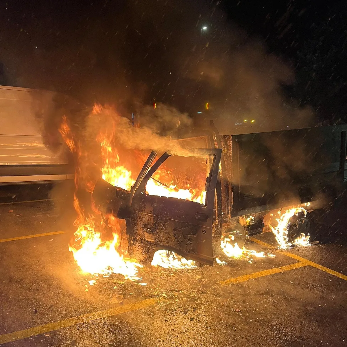 Ein Lieferwagen brennt lichterloh.